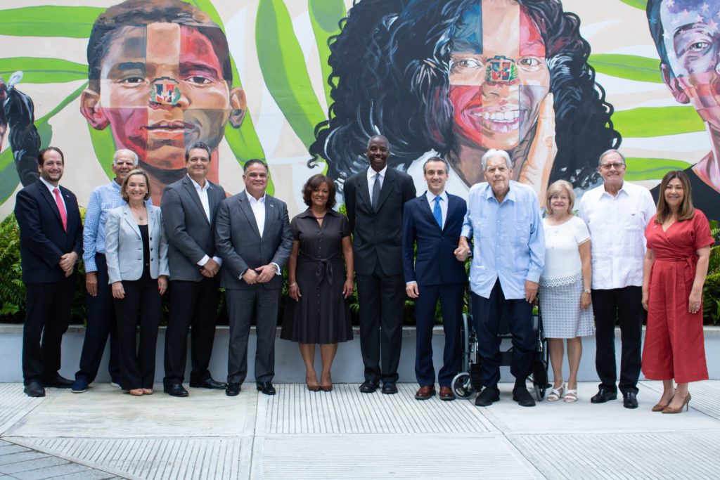 Encargado de Negocios de la Embajada de los Estados Unidos, Isiah Parnell, visita el Instituto Cultural Domínico Americano.