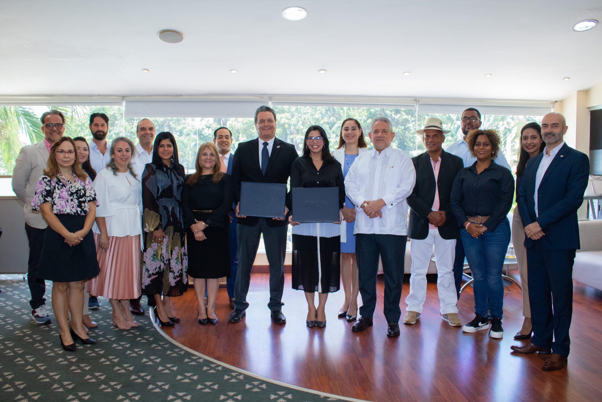 La Universidad Domínico Americano y la Asociación de Hoteles de Santo Domingo firman acuerdo de colaboración.