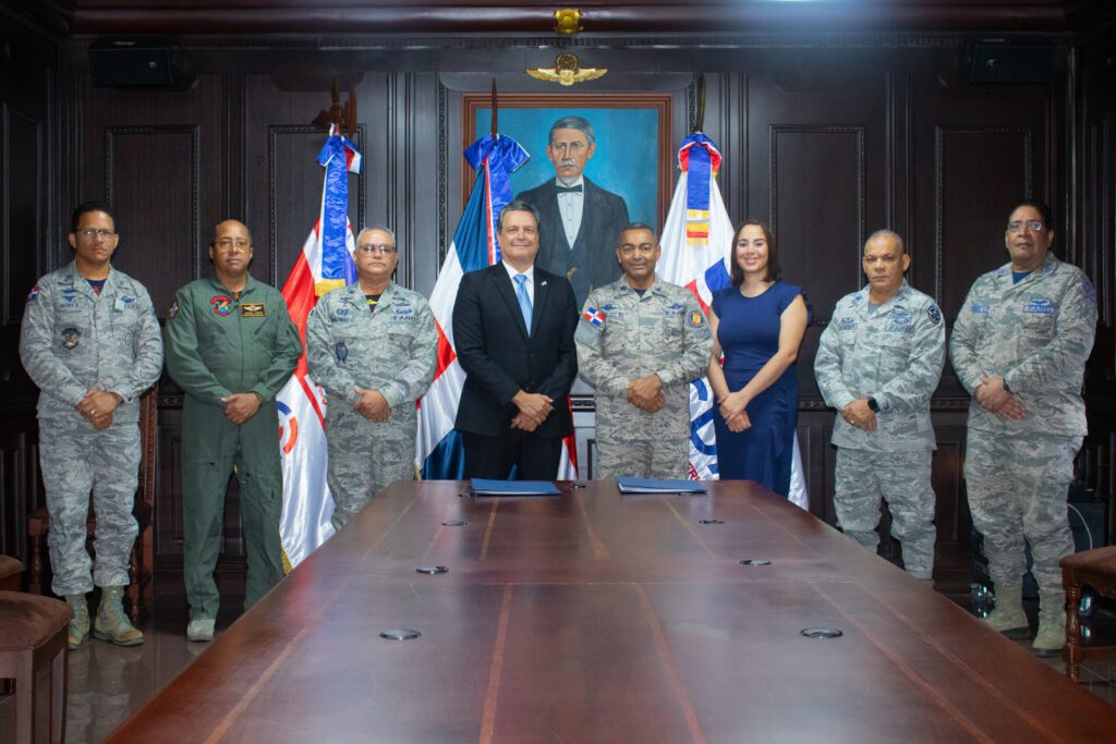 La Universidad Domínico Americano y Fuerzas Armadas de la República Dominicana firman acuerdo de colaboración.