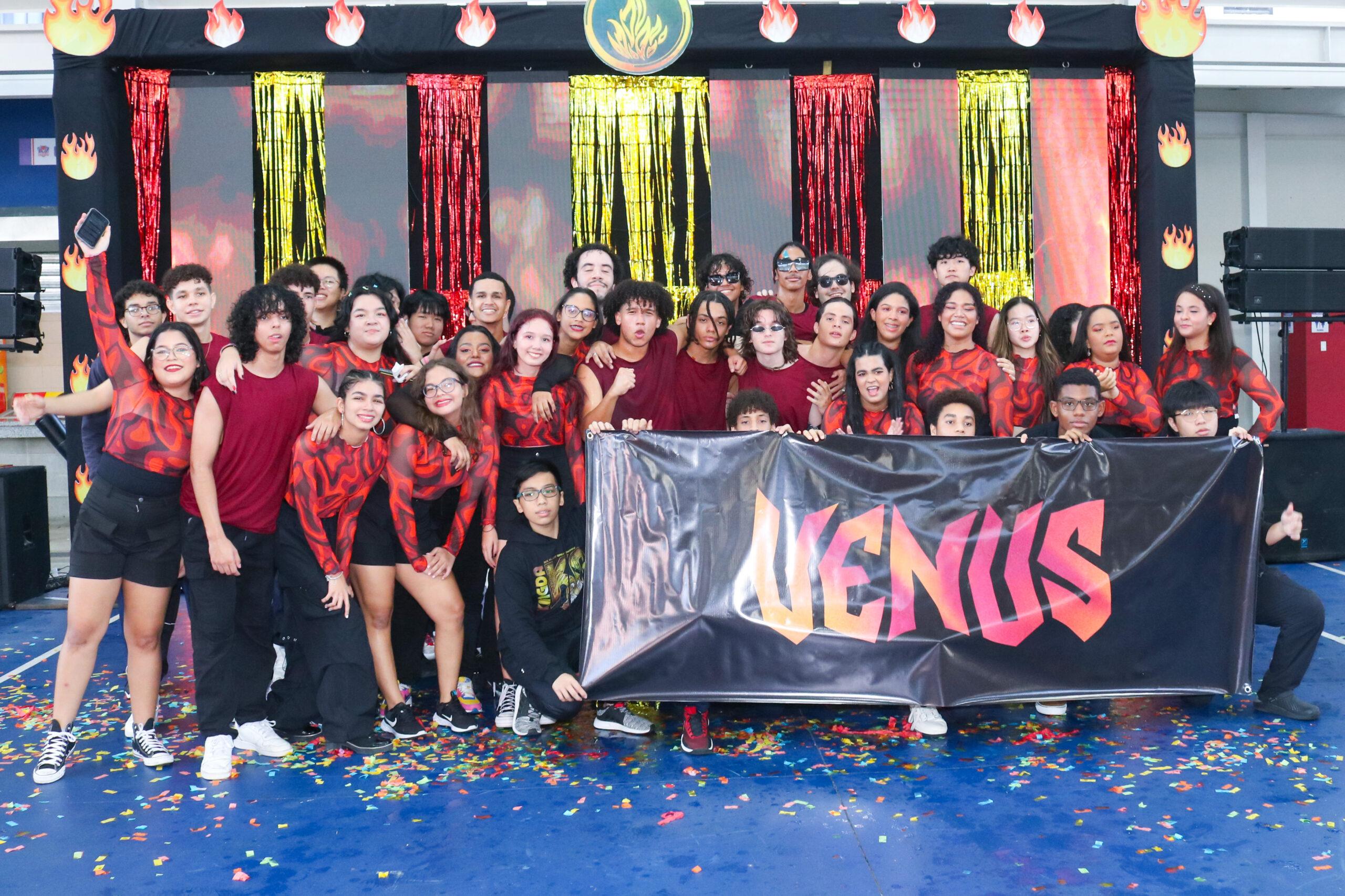 ¡Los seniors del Domínico Americano School lanzan promoción Venus 2024 con pasión y creatividad!